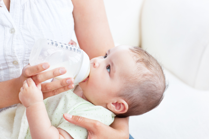Přechod na umělé mléko: co dělat, když ho vaše dítě odmítá?